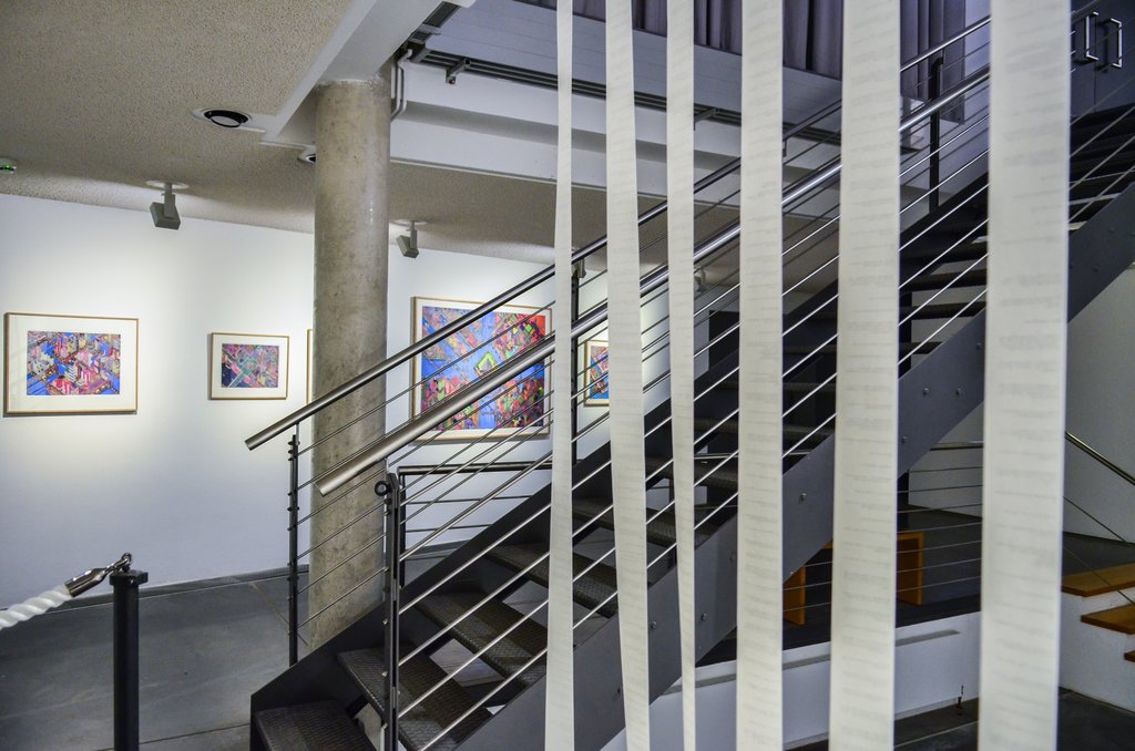 Das Foto zeigt das Unterschoss des Edith-Russ-Hauses mit der Ausstellungsansicht Generation i.2 – Ästhetik des Digitalen im 21. Jahrhundert. Foto © Edith-Russ-Haus