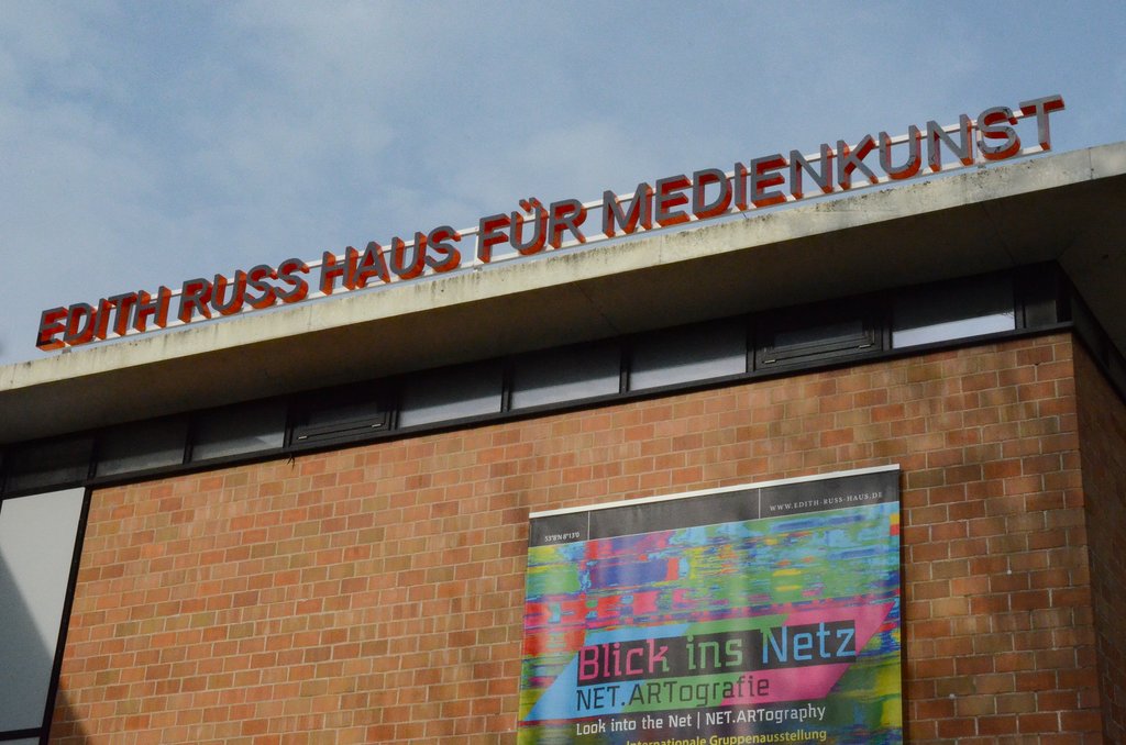Das Foto zeigt die Fassade des Edith-Russ-Hauses mit dem Banner der Ausstellung Blick ins Netz. Foto © Edith-Russ-Haus