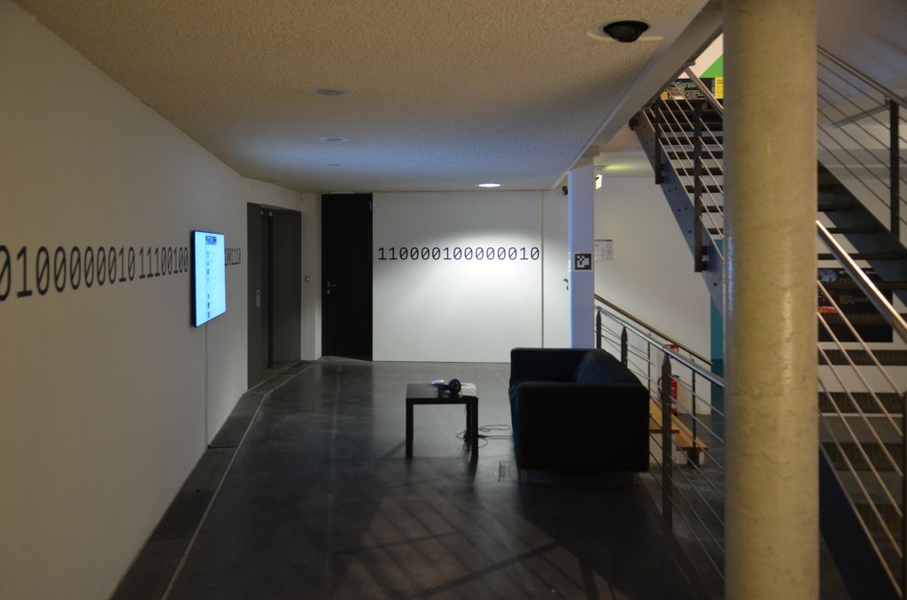 Das Foto zeigt das Untergeschoss des Edith-Russ-Hauses mit der Ausstellungsansicht NET.ARTografie: Blick ins Netz. Foto © Edith-Russ-Haus