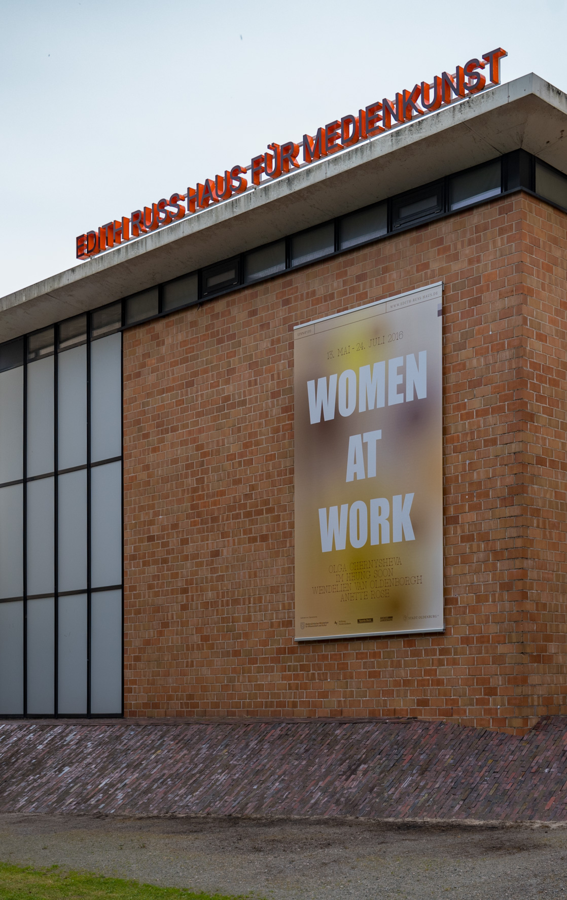 Das Foto zeigt die Fassade des Edith-Russ-Hauses mit dem Banner zur Ausstellung Women at Work. Foto © Edith-Russ-Haus