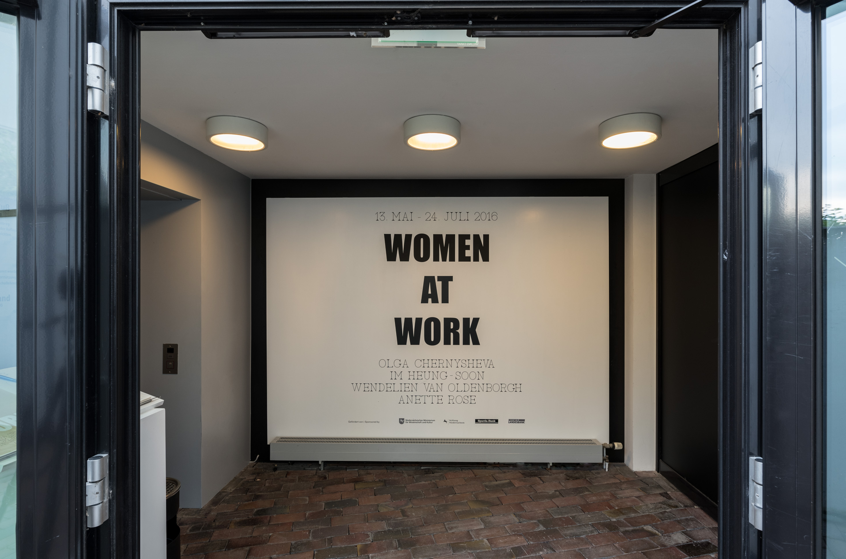 Das Foto zeigt den Eingangsbereich des Edith-Russ-Hauses während der Ausstellung Women at Work. Foto © Edith-Russ-Haus