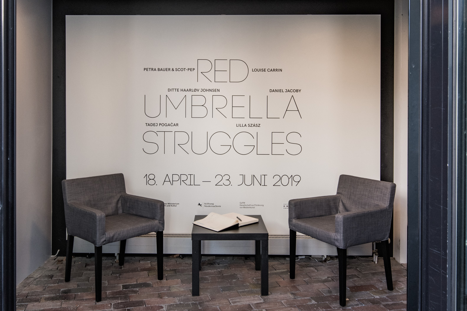 Das Foto zeigt den Eingangsbereich des Edith-Russ-Hauses zur Ausstellung Red Umbrella Struggles. Foto © Edith-Russ-Haus