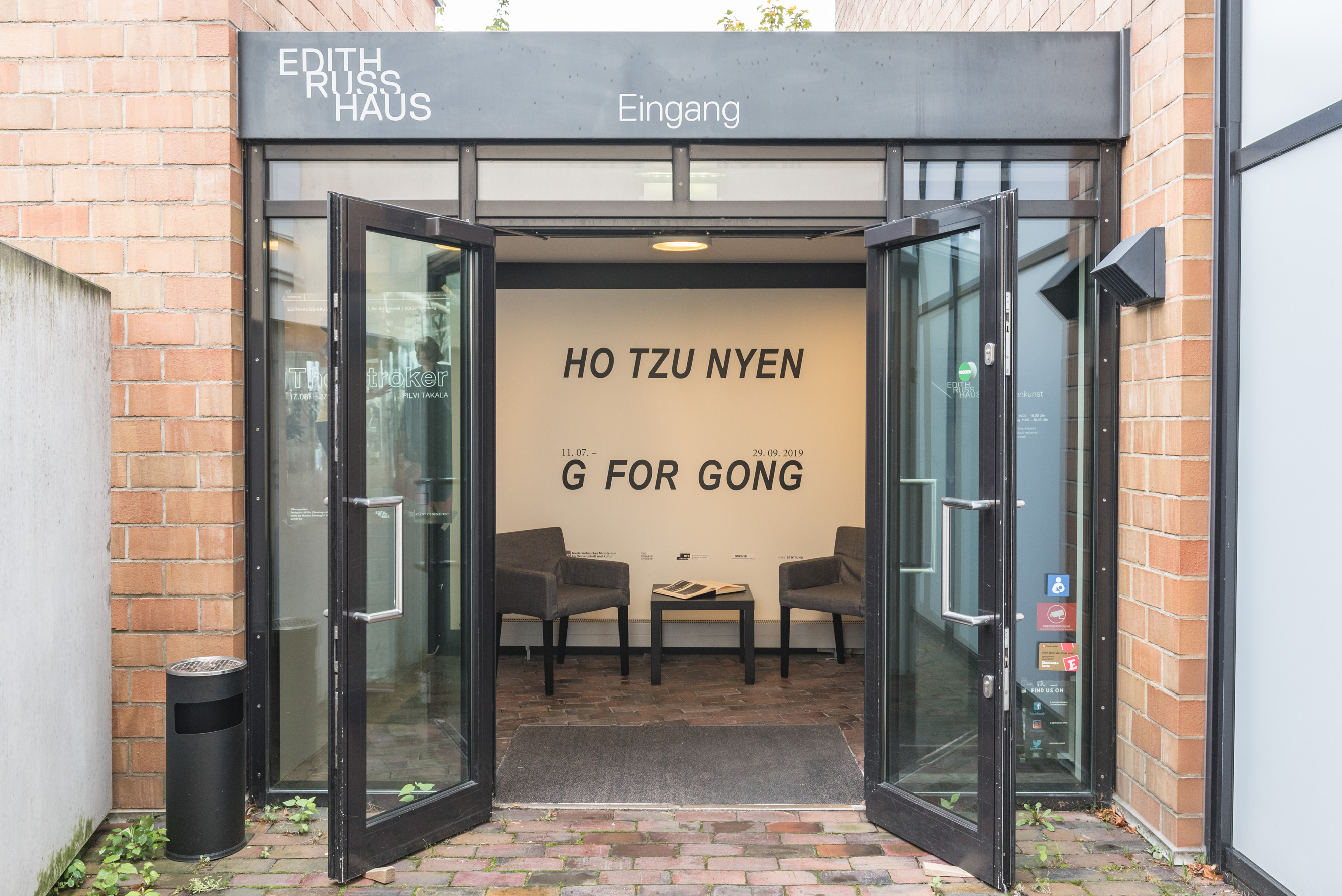 Das Foto zeigt den Eingangsbereich des Edith-Russ-Hauses zur Ausstellung Ho Tzu Nyen: G for Gong. Foto © Edith-Russ-Haus
