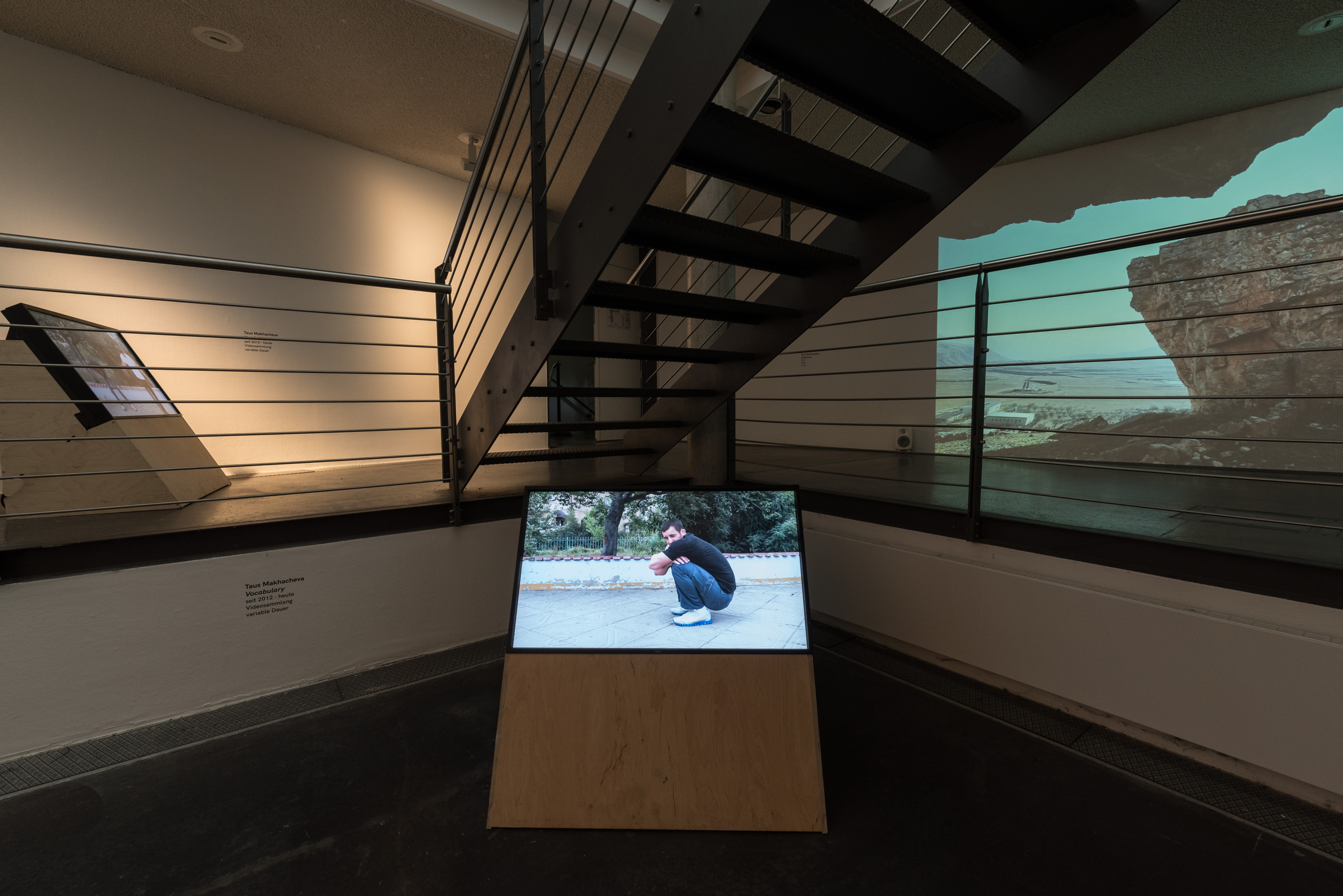 The photo shows the upper floor of the Edith Russ House with the Exhibition view Taus Makhacheva: Sturdy Black Shoes. Photo © Edith-Russ-Haus