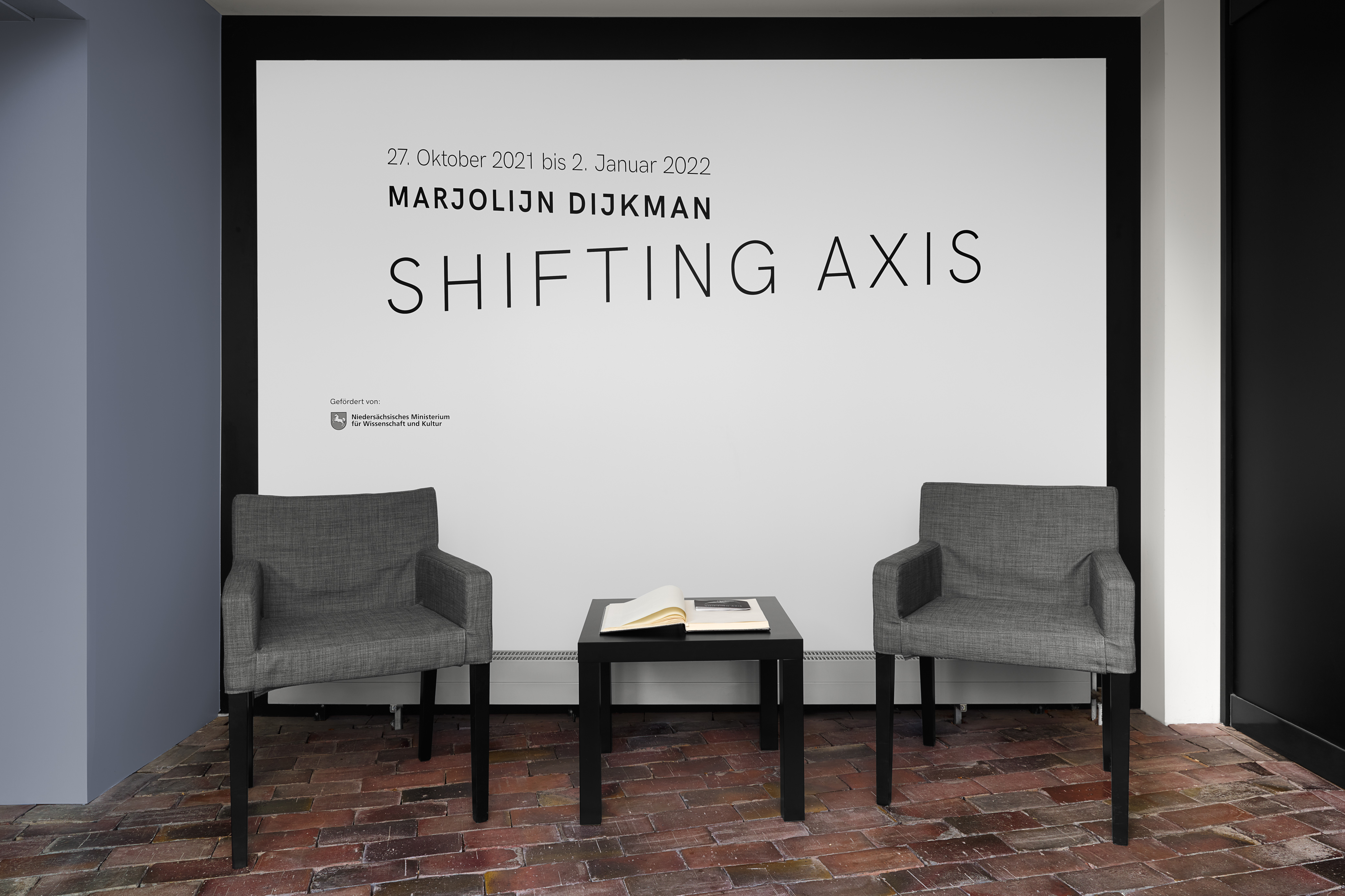 Das Foto zeigt den Eingangsbereich des Edith-Russ-Hauses während der Ausstellung Marjolijn Dijkman: Shifting Axis. Foto © Edith-Russ-Haus