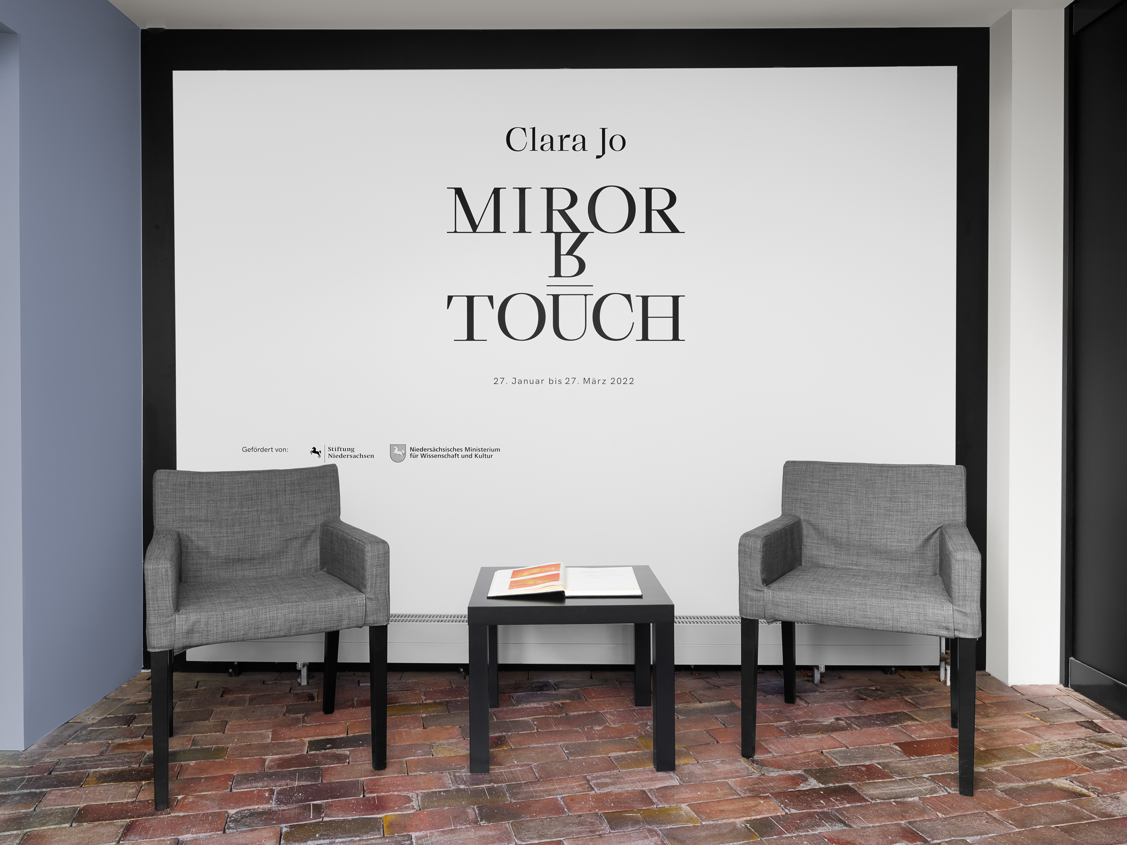 Das Foto zeigt den Eingangsbereich des Edith-Russ-Hauses während der Ausstellung Clara Jo: Mirror Touch. Foto © Edith-Russ-Haus