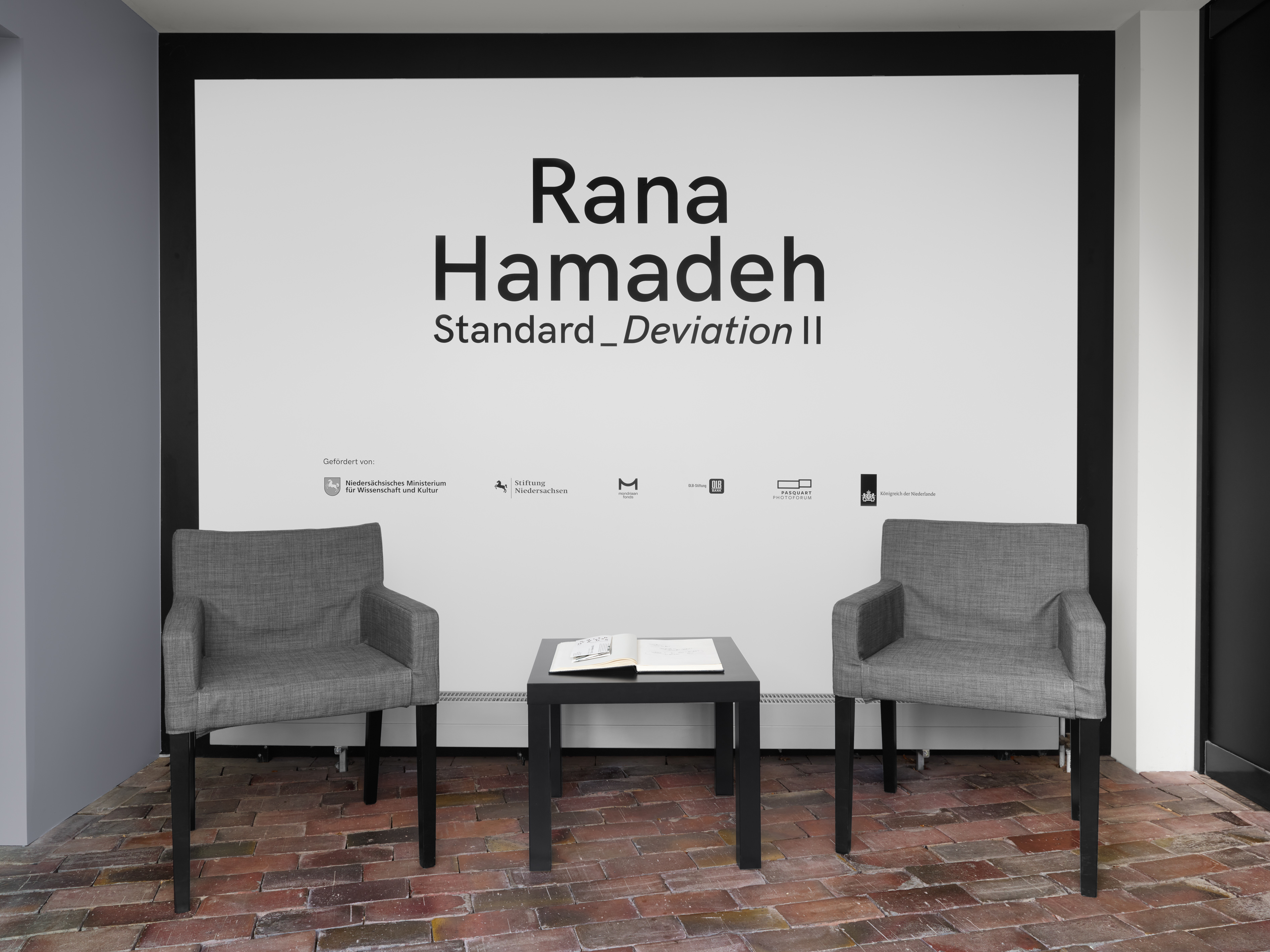 Das Foto zeigt den Eingangsbereich des Edith-Russ-Hauses während der Ausstellung Rana Hamadeh: Standard_Deviation II. Foto © Edith-Russ-Haus