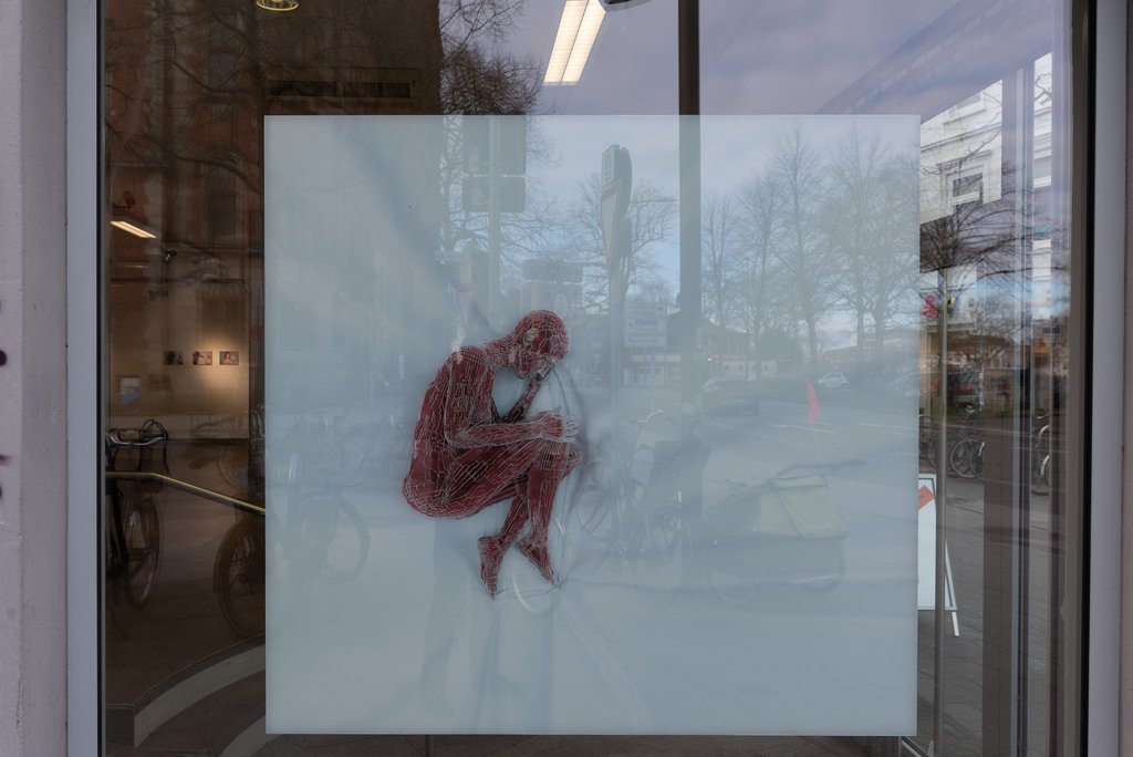 Das Foto zeigt das Schaufenster des Leerstands Photo Dose mit dem Kunstwerk von Alexey Kin: the Celebration