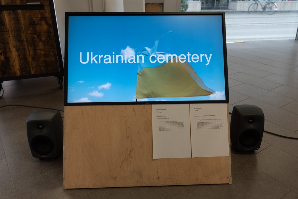Das Foto zeigt den Ausstellungsraum Photo Dose mit dem Kunstwerk von Alex Mashtaler: Ukrainian Cemetery. Foto © Edith-Russ-Haus