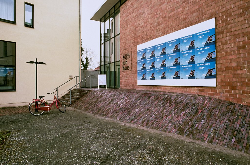Das Foto zeigt die Fassade des Edith-Russ-Hauses mit dem Banner zur Ausstellung Susanne Weirich: The Word Wolke. Foto © Edith-Russ-Haus