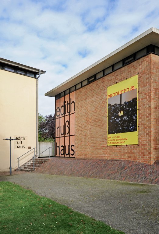 Das Foto zeigt die Fassade des Edith-Russ-Hauses mit dem Banner der Ausstellung Produced@. Foto Franz J Wamhof © Edith-Russ-Haus