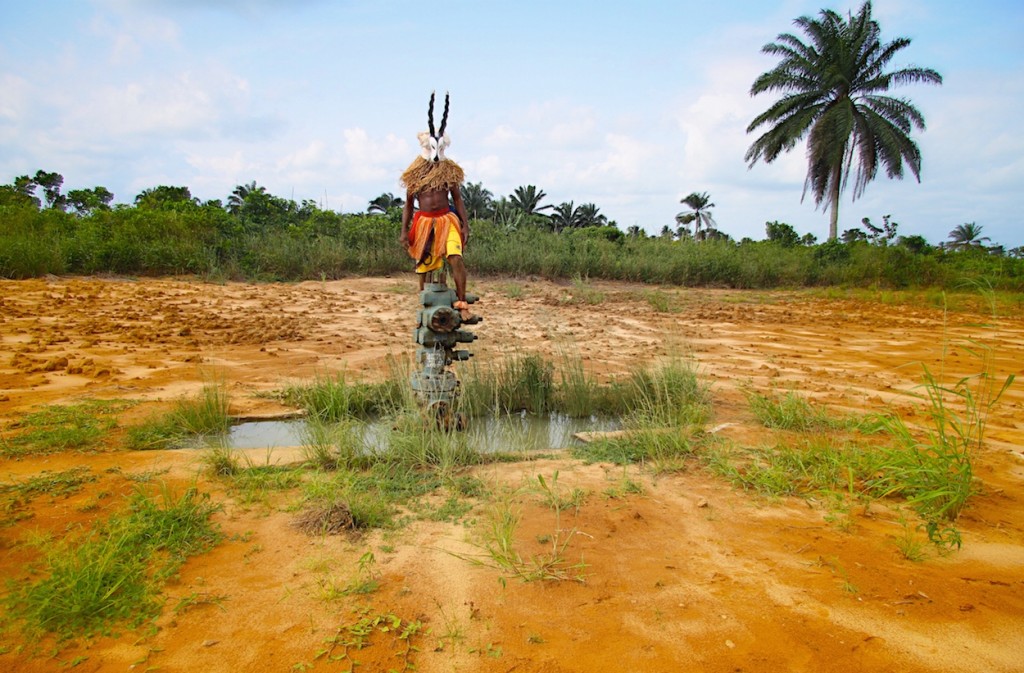 Dies ist eine Abbildung des Kunstwerks Karipko Pipeline, Videostill © Zina Saro-Wiwa 2015